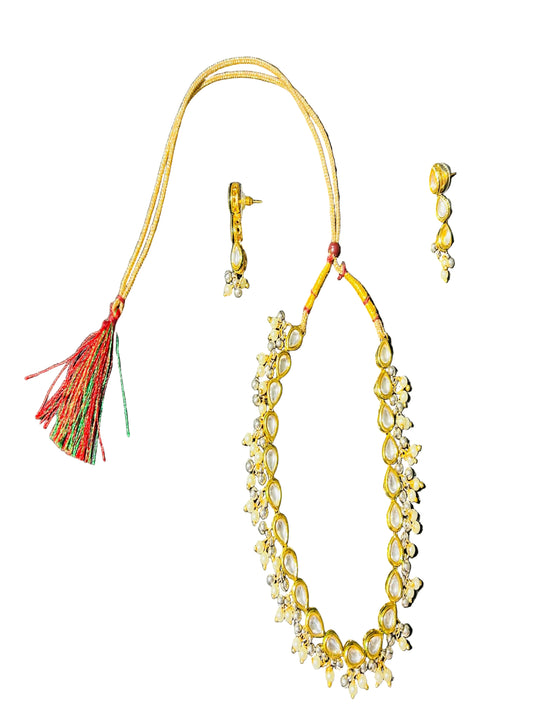 Dual Tone Kundan Choker with earrings.