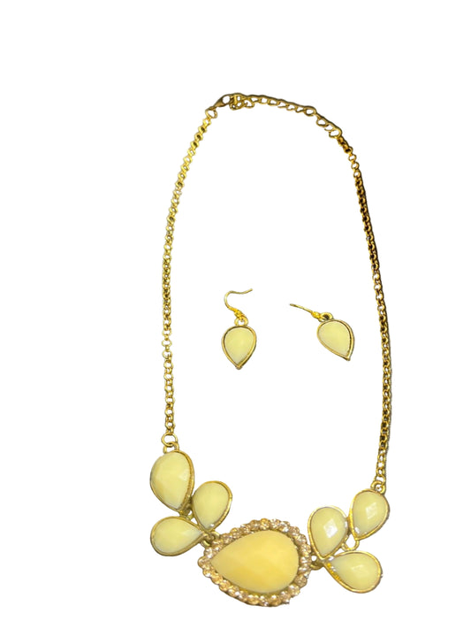 Fashionable Necklace with diamonds